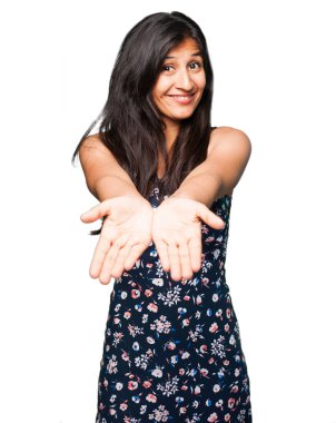 latin kadın sunan bir şey