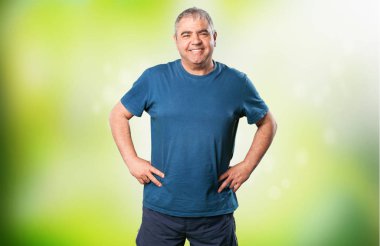 olgun erkek yeşil arka plan bulanık üzerinde mutlu