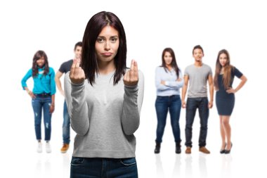 Genç güzel kadın üzgün ve depresyonda, bir jest gerek, hayır kurumuna geri yükleme, yoksulluk ve sefalet, kavram arkasında çalışma ekibiyle yapıyor