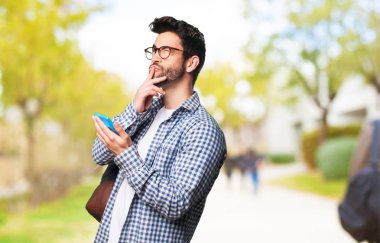 bir hesap makinesi tutan öğrenci adam