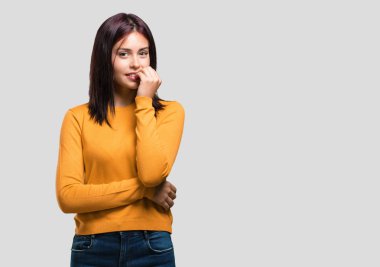 Panik ve stres çivi, gergin ve çok endişeli ve gelecek için korkmuş ısırma genç güzel kadın hisseder