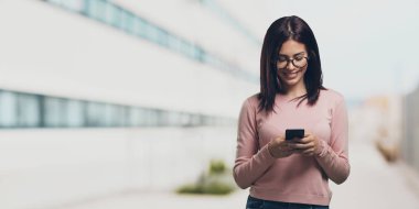 Mobil internet ve sosyal ağlar, olumlu duygu gelecek ve modernite kampüs içinde kullanarak dokunmadan kadın mutlu ve rahat, genç güzel