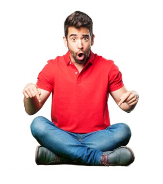 şaşırmış adam oturma izole üzerinde beyaz arka plan işaret.