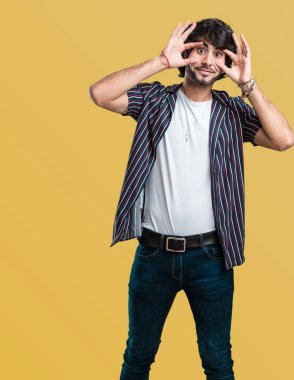 Genç yakışıklı adam şaşırttı ve şok, kazanmak kavramı geniş gözlü, heyecanlı bir teklif veya yeni bir iş arıyorum