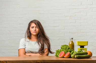 Diyet kavramı. Öfkeli, negatif ve çılgın bir sağlıklı genç latin kadın çığlığı çok kızgın ve üzgün, çok gergin portresi