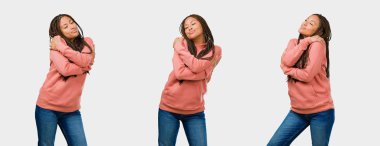 Kendini gri arka plan üzerine sarılma fitness genç siyah kadın gurur ve kendinden emin, dizi