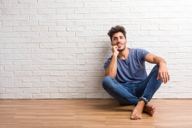 Delikanlı doğal sit ahşap bir zemin üzerinde şaşırttı ve şok, kazanmak kavramı geniş gözlü, heyecanlı bir teklif veya yeni bir iş arıyorum