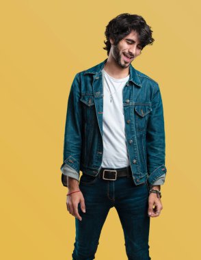 Rahat ve neşeli, gülen ve having fun, genç yakışıklı adam kendinden emin ve başarılı hissediyor