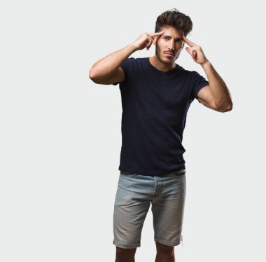 Tam karşıda görünen bir konsantrasyon jest yapma genç yakışıklı adam ayakta adam bir hedef odaklı