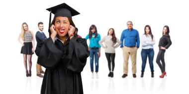 Genç eller, kızgın ve bazı ses işitme yorgun kulaklarıyla kapsayan örgü giyen siyah kadın mezun oldu.