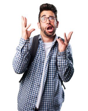 Beyaz arka plan üzerinde izole çılgın genç adam