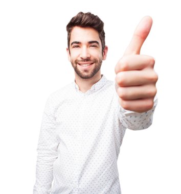 Beyaz arka plan üzerinde izole iyi jest yapan erkek