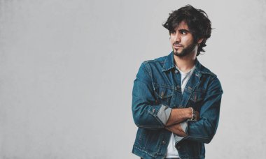 Kollarını, gülümseyen ve mutlu crossing, kendinden emin ve dostu genç yakışıklı adam