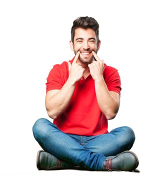 Beyaz arka plan üzerinde izole ağzını işaret oturan adam