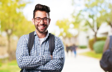 Beyaz gülüyor öğrenci