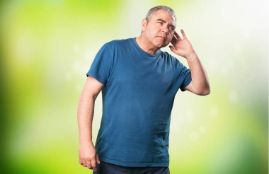 Olgun adam üzgün dinleme