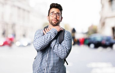 üzerinde arka plan bulanık boğulan genç adam