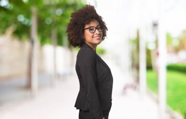 bulanık arka plan üzerinde duran siyah kadın