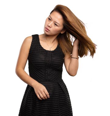 Çinli kadın saçları beyaz arka plan üzerinde izole dokunaklı siyah elbiseli