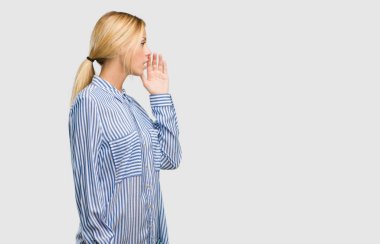 Dedikodu tona fısıldayan genç güzel sarışın kadın portresi