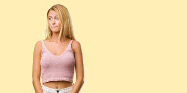 Genç güzel sarışın kadın şüphe ve karışık, düşünme, bir fikir ya da bir şey hakkında endişeli portresi