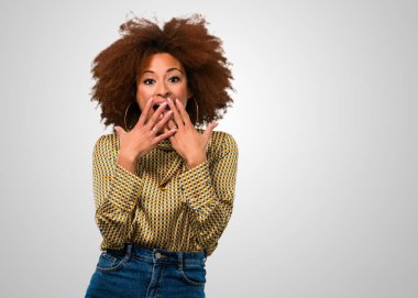 Afro kadın şaşkınlık