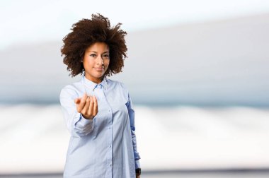 Genç siyah kadın kişi üzerinde arka plan bulanık gelmek davet etme