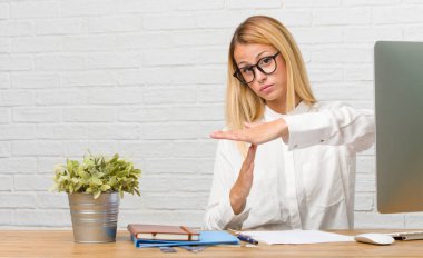 Bir zaman aşımı jest yapma yorgun ve bıkkın, görevleri yapmak onun masasına oturan genç bir öğrenci portresi bir iş stresi nedeniyle, zaman kavramı son verilmeli