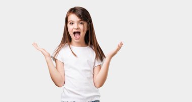 Küçük kız şaşırttı ve şok, geniş gözlü bir teklif veya yeni bir iş, heyecanlı kazanmak kavramı arıyorsunuz tam vücut