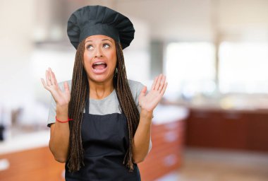 Genç siyah baker kadın portresi şaşırttı ve şok, kazanmak kavramı geniş gözlü, heyecanlı bir teklif veya yeni bir iş arıyorum