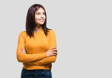 Genç ararken, bir şey eğlenceli düşünme ve bir fikir, hayal gücü, mutlu ve heyecanlı kavramı olan kadın güzel