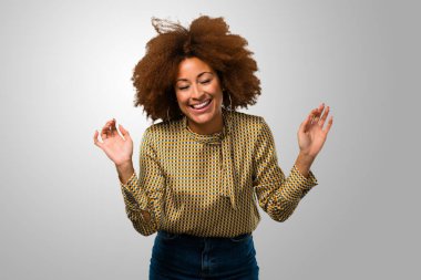 Afro kadın mutlu gülüyor