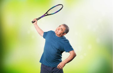 Olgun adam bir raket ile oynamak