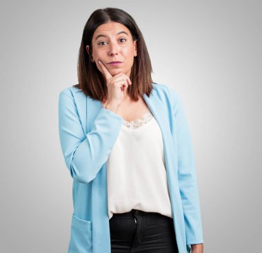 Orta yaşlı kadın şüphe ve kafası karışık, bir fikir düşünce ya da bir şey hakkında endişeli