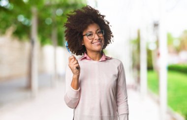 siyah kadın diş fırçası, seçici odak kullanarak