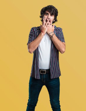 Genç yakışıklı adam şaşırttı ve şok, kazanmak kavramı geniş gözlü, heyecanlı bir teklif veya yeni bir iş arıyorum