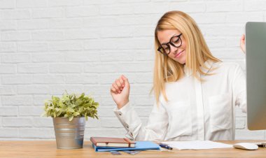 Dans ve having fun, müzik görevleri yapıyor masasına oturan genç öğrenci portresi taşıma, bağırarak ve mutluluk, Özgürlük kavramı ifade