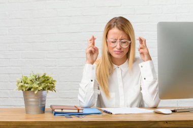 Onun parmak kapısı görevleri yapmak onun masasına oturan genç öğrenci portresi dilek gelecekteki projelerde, gözleri kapanış endişeli, gergin ifade heyecanlı şanslı olmak