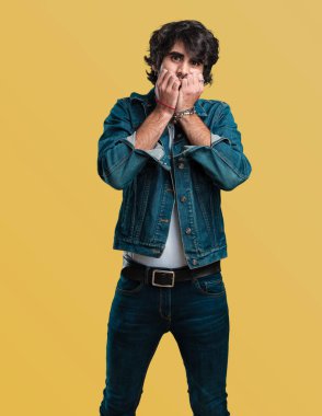 Yakışıklı delikanlı çivi, gergin ve çok endişeli ve gelecek için korkmuş ısırma panik ve stres hissediyor