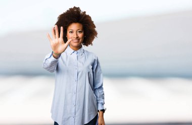 Beş numaralı jest yapıyor genç siyah kadın arka plan bulanık