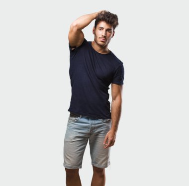 Genç yakışıklı adam ayakta endişeli ve bunalmış, unutkan, fark bir şey ifade şok bir hata yapılmış olması