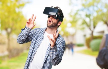 sanal gerçeklik gözlük bulanık arka plan üzerinde genç adam