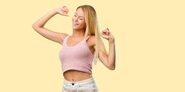 Dans ve having fun, müzik, genç güzel sarışın kadın portresi taşıma, bağırarak ve mutluluk, Özgürlük kavramı ifade