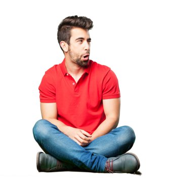 şaşırmış adam izole üzerinde beyaz arka plan oturan