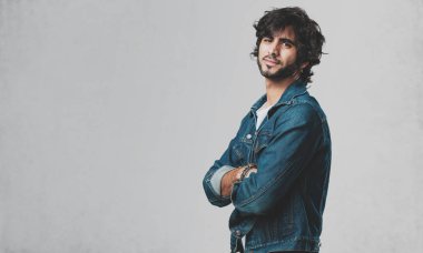 Kollarını, gülümseyen ve mutlu crossing, kendinden emin ve dostu genç yakışıklı adam