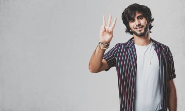 Genç yakışıklı adam gösteren üç numaralı sayma simgesi, matematik, kendinden emin ve neşeli kavramı