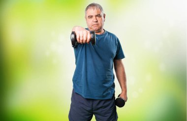 Olgun adam dumbbell ile egzersiz yaparak