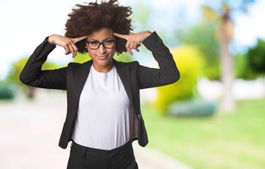 iş siyah kadın seçici odak düşünme,