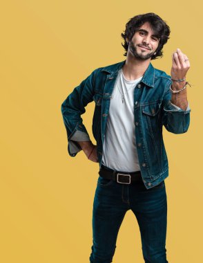 Tipik İtalyan jest, gülümseyen ve düz ileriye baktığımızda, simge veya el, çok doğal bir ifadeyle yapan genç yakışıklı erkek