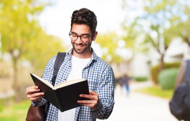 bir kitap okuma öğrenci adam